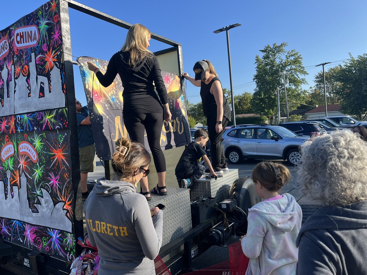 HFLManor's tweet image. HFLfamilies working together to get the Manor float ready for the parade! #Homecoming2023 #FallWeekend #WEareHFL
