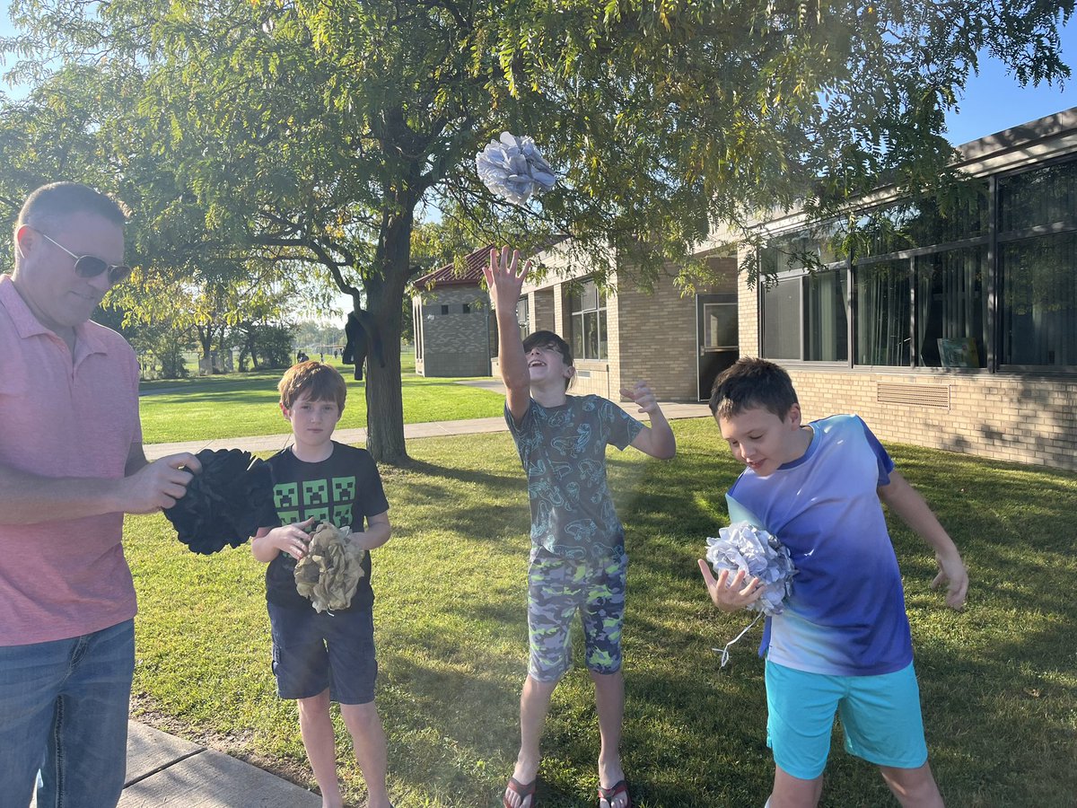 HFLManor's tweet image. HFLfamilies working together to get the Manor float ready for the parade! #Homecoming2023 #FallWeekend #WEareHFL