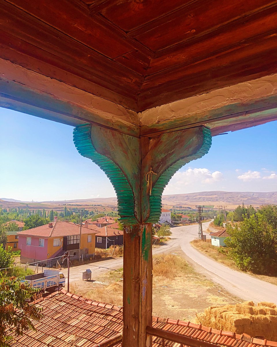 furu_06's tweet photo. Ankara Güdül Çağa köyü.  Kırsal mimaride ahşap balkon korkuluk detayı. https://t.co/2KkT6vpWX3