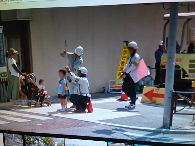 akochi_akochi's tweet image. これはGoogleマップのストリートビューで見つけた「工事のおじさんが地面測量するやつで子供の身長測ってあげてるところ」です。