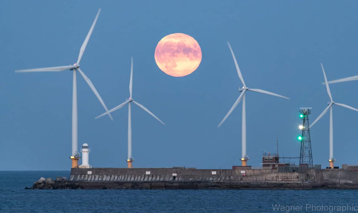 Rich_Wag's tweet photo. Harvest Moonrise at the South Gare, Redcar

#HarvestMoon 
#Moon https://t.co/yVvjZfwq1s
