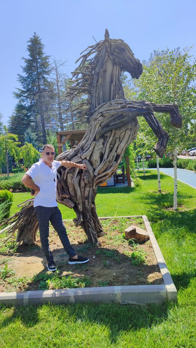 Hayatta bazen birisine o kadar gereksinim duyarsınız ki; bunun sevgiden çok nefretten kaynaklandığını bile bile yine de katlanırsınız bir çok şeye.