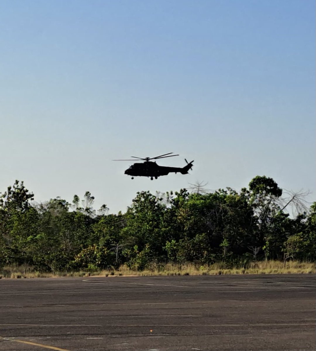 gliciofonseca's tweet photo. A #AviaçãodoExército continua atuando na #OperaçãoYanomami sendo que dessa vez um helicóptero #H225M do #4BAvEx foi empregado no apoio ao desmonte de um garimpo ilegal na comunidade indígena de Herebe (RR) https://t.co/iVqFy9a4tM