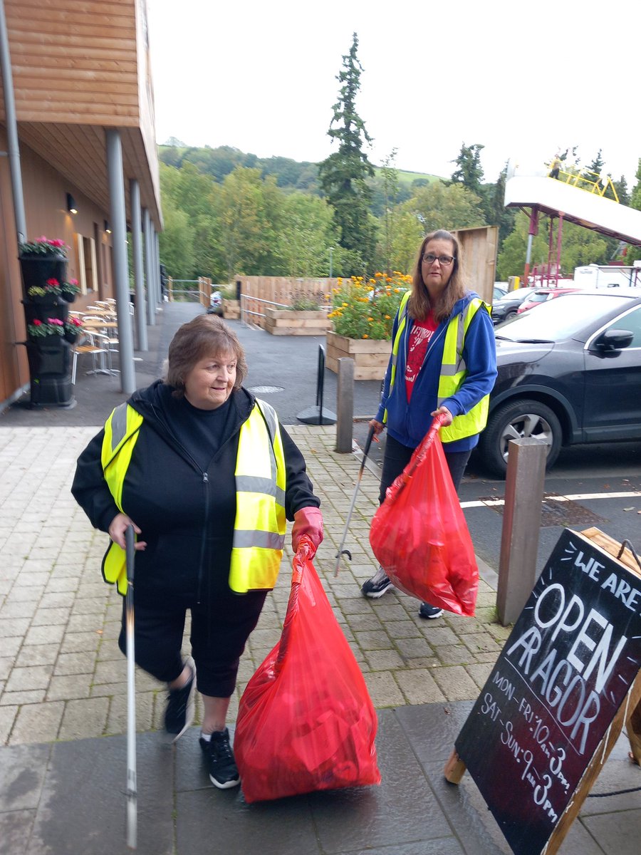 PowysRecycles's tweet photo. Ymdrech wych arall gan wirfoddolwyr yn y Drenewydd heddiw, yn casglu'r holl sbwriel hwn a'i ddidoli ar gyfer ailgylchu wrth fynd.
#diolch #gwirfoddolwyr #BalchdrePowys #CaruCymru #taclus #didoli
๐ด๓ ง๓ ข๓ ท๓ ฌ๓ ณ๓ ฟ๐โป๏ธ๐ฏ https://t.co/xSPbivCrKz