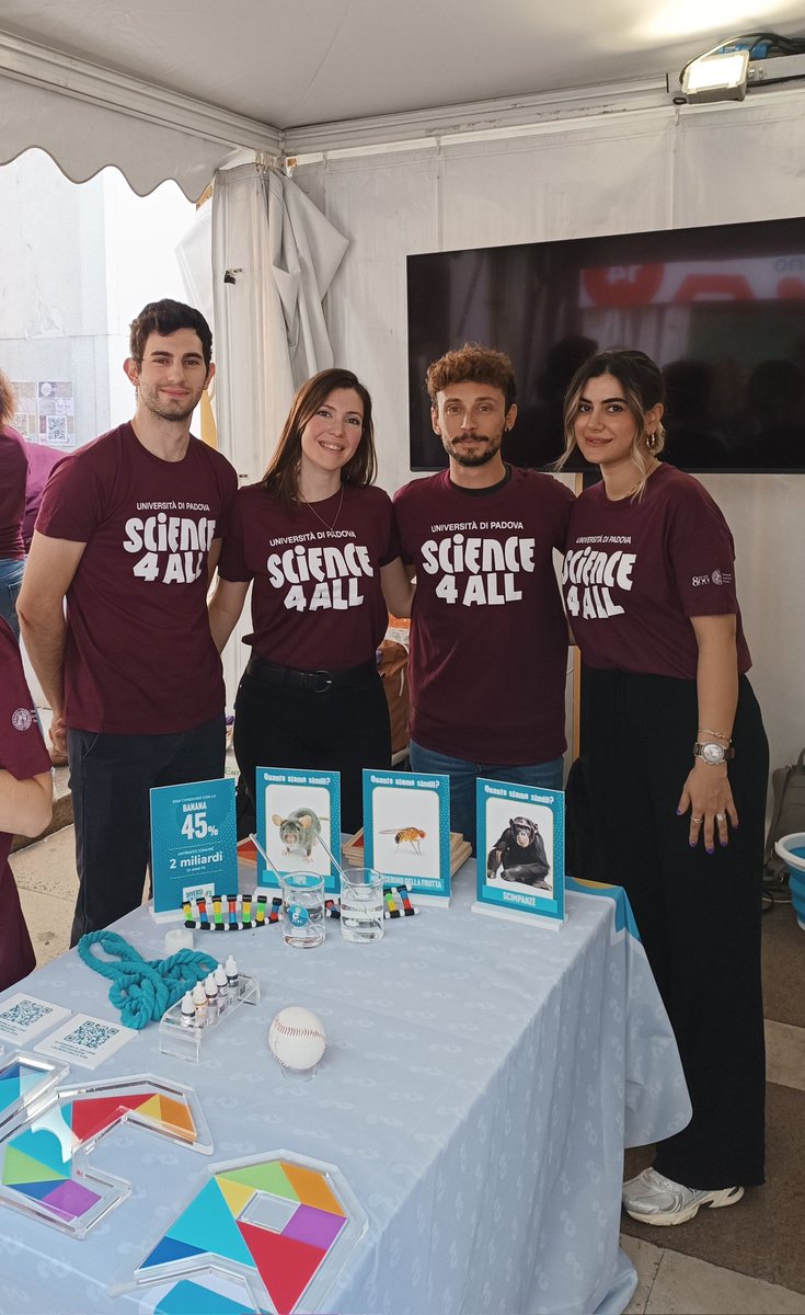VittRaimondi's tweet photo. Today on the front line to disseminate science!🧬🔬  Thanks to @AIRC_it and @UniPadova for this fantastic initiative! #science4all #research https://t.co/9WquQkXBZy