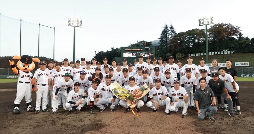 match_no3's tweet photo. ジャイアンツ球場でプレー最終日でした‼️
二岡監督さん、コーチの皆さん、スタッフの皆さん、選手の皆さんありがとうございました‼️ https://t.co/cfXB4OEUfW