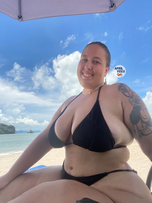 Would you stare at me on the beach? ☀️?️? https://t.co/gG0jRuKzCk