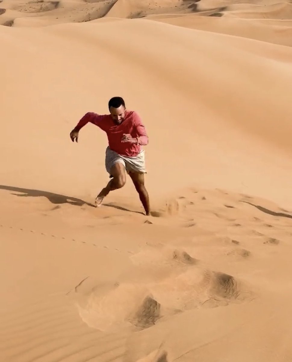 olympicbean's tweet photo. LeBron saw Steph putting in work in the dunes and had to run to IG to show he was “working” too 

Most insecure athlete we’ve ever seen https://t.co/4RAZADoyZa