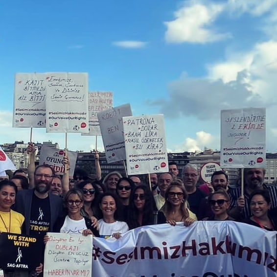 ardakavaklioglu's tweet photo. Harbiye' de seslendirme oyuncuları olarak, sendikamızca hazırlanan basın açıklamamızı yaptık @oyuncusendika https://t.co/YLj1SKXWnY