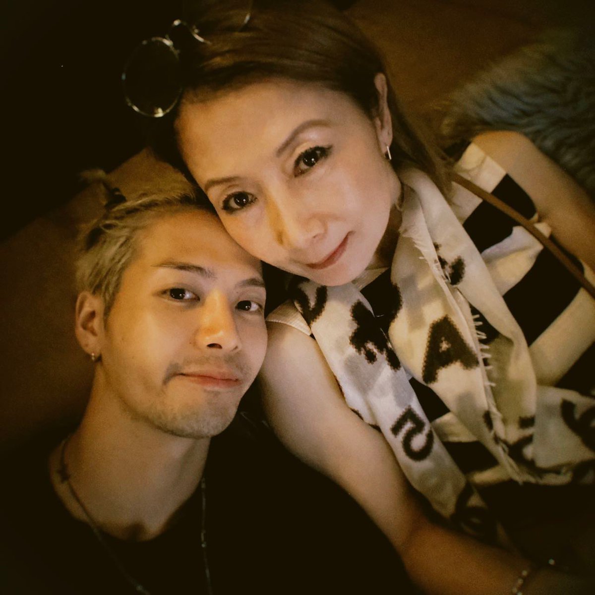 sophiawang328's tweet photo. Thank you for rushing home to celebrate the Mid-Autumn Festival with us…🧡💛🤍🥮🏮

㊗️大家：
中秋節🥮&amp;國慶節🇨🇳快樂!闔家團圓美滿安康! https://t.co/QFltFRMXPg