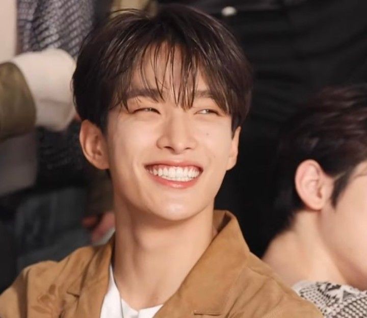 MinjinLee19's tweet image. Goshhh!! Until now naaamaze parin ako at the same time nashoshock of how they look so alike, like hanggang sa moles nila grabeee huhu pretty kumi noona and uri kyutieee kyeomiee🤧💖💖 #SVT #DOKYEOM #femaleversion #lookalike