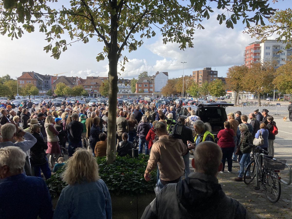 In der Kieler Innenstadt kommt es aktuell im Bereich des Exerzierplatzes zu Verkehrsbehinderungen durch eine Kundgebung von AFD-Abgeordneten.