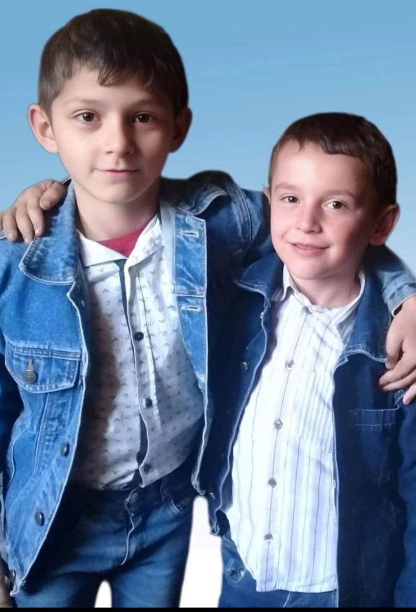 Regardez bien les visages de ces 2 petits anges #armeniens : Nver et Mikael. Ils viennent d'être enterrés à Masis,en #Armenie. Il y a 1 semaine,ils ont été assassinés par l'armée azerbaïdjanaise qui venait d'entrer ds leur village d'#Artsakh, Sarnaghbyur. Ils avaient 10 et 8 ans.