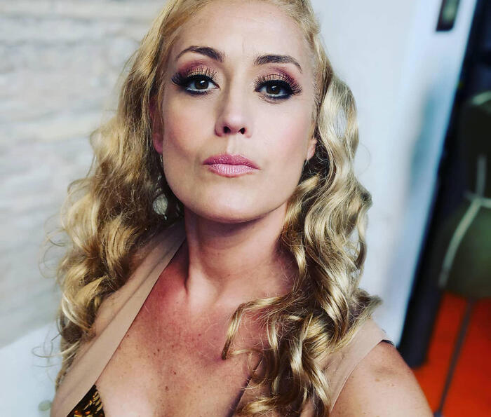 Agenzia_Ansa's tweet photo. È morta a Roma, dopo una lunga malattia, all'età di 51 anni, l'attrice Ketty Roselli. È nota al grande pubblico per avere interpretato il ruolo della dottoressa Flavia Cortona nella soap opera CentoVetrine. #ANSA https://t.co/Ns3nmscBdv https://t.co/AC8zwfaShb