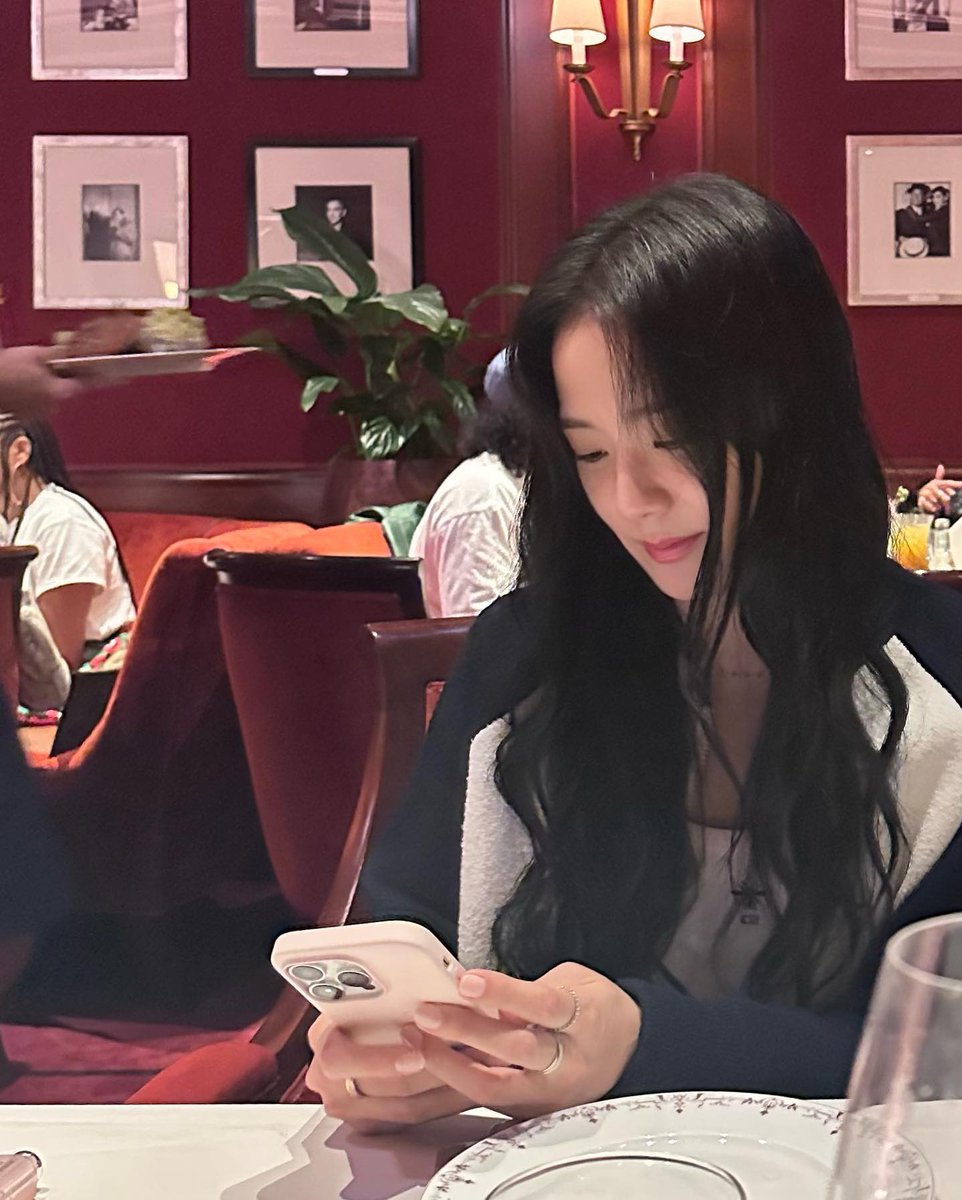 jenniesrenes's tweet photo. jisoo &amp; go minsi! https://t.co/cXVYTDi58Q