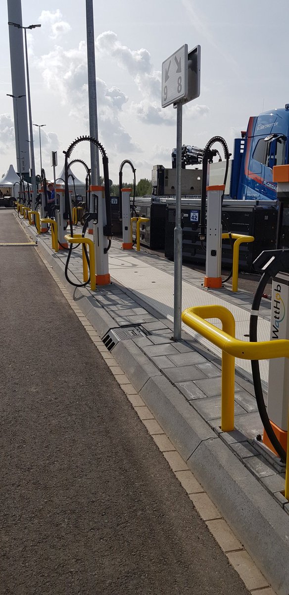 LeonvanDun's tweet photo. Open dag #WattHub wereldprimeur #snellaadplein voor vrachtverkeer en bouwmateriaal Geldermalsen.  Mooie ontwikkeling. https://t.co/mwrj2Wl97h