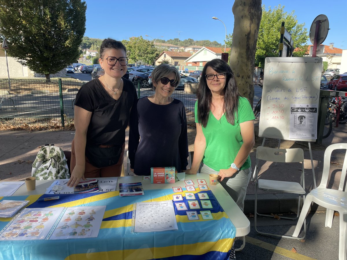 SylvieBrot's tweet photo. L’association #Ramonville #LSF initie à la Langue des Signes Française au marché de plein-vent : bravo ! https://t.co/48PEvrkO9B