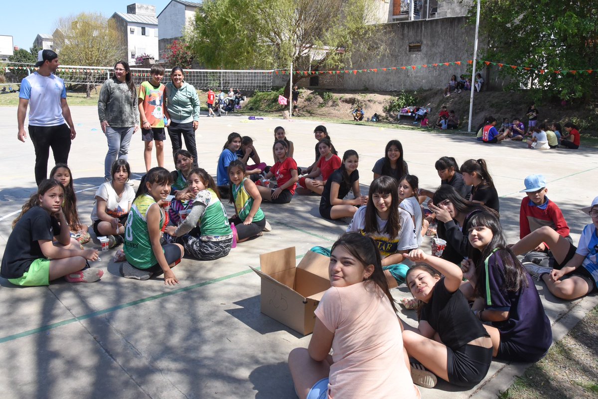Mundial de Escuelas Deportivas Municipales ⚽️🏀🏐

Participamos del cierre del Mundial de Escuelas Deportivas Municipales que se llevó a cabo en el Complejo Polideportivo El Sol. 

❤️ Fueron tres días a pura diversión y compañerismo, con más de 800 niñas y niños compitiendo.
