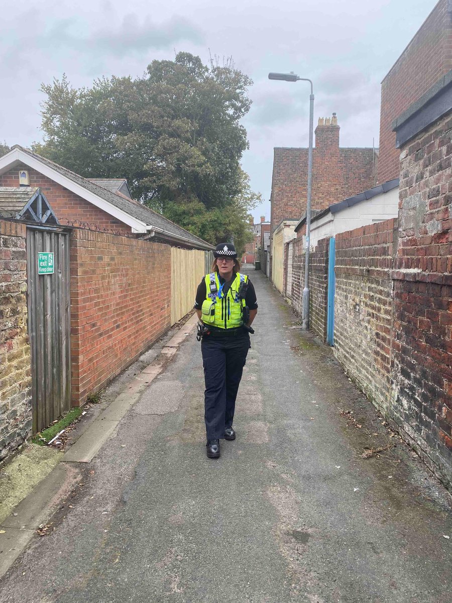 Humberbeat_ERYN's tweet photo. #Bridlington Your neighbourhood policing team are out on foot patrols today. If you see us please stop, have a chat and tell us your concerns #yousaidwedid #stepsin https://t.co/r0PxSNorg7