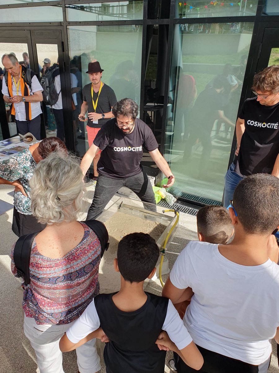 📷 Après le temps des discours place aux animations avec les scientifiques de l'<a href="/OSUG_fr/">Observatoire des Sciences de l'Univers de Grenoble</a> : observations du soleil, opėra des exoplanètes, maquette rivières vivantes et aquarium des courants marins au programme inaugural de <a href="/Cosmocite_gre/">Cosmocité</a> !