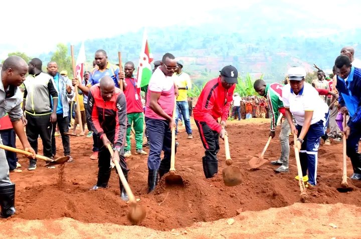 MuramvyaProv's tweet photo. Mu bikorwa vy'iterambere rusangi vyo kuruyu wa 30/9/023,@MuramvyaProv yakiriye intumwa ya @GeneralNeva irongoye Sentare ijejwe kwubahiriza ibwirizwa Shingiro rya Repubulika y'Uburundi,mu bikorwa vyabereye ku mutumba #Munanira ya 1 ,@CommuneRutegama.
@BurundiGov 
@MininterInfosBi https://t.co/zaD7irlz2j