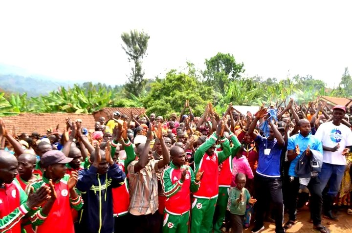 MuramvyaProv's tweet photo. Mu bikorwa vy'iterambere rusangi vyo kuruyu wa 30/9/023,@MuramvyaProv yakiriye intumwa ya @GeneralNeva irongoye Sentare ijejwe kwubahiriza ibwirizwa Shingiro rya Repubulika y'Uburundi,mu bikorwa vyabereye ku mutumba #Munanira ya 1 ,@CommuneRutegama.
@BurundiGov 
@MininterInfosBi https://t.co/zaD7irlz2j