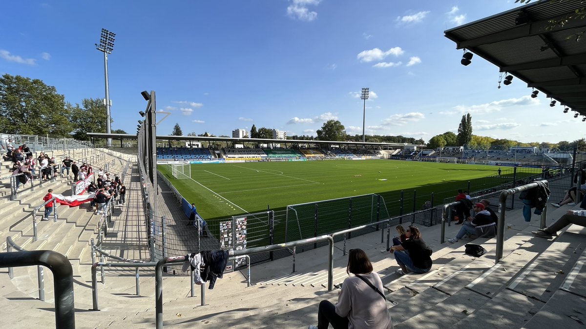 Schönes Stadion #psdbankarena bei super Wetter. Was zum Teufel spielt sich aber der #ksvhessenkassel da zusammen? Unfassbar! Absolut verdient führt #fsvfrankfurt zur Halbzeit 1:0 #fussball #regionalligasued #regionalligasüd #ksvhessen #ksvhessenks