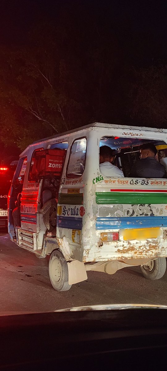 sonalini_singh's tweet photo. @zomato 
Zomato's commitment to deliver food on time...the food delivery bike riding the Gramin Sewa Tempo.😆😆
#zomato https://t.co/tjxkqDN1JF