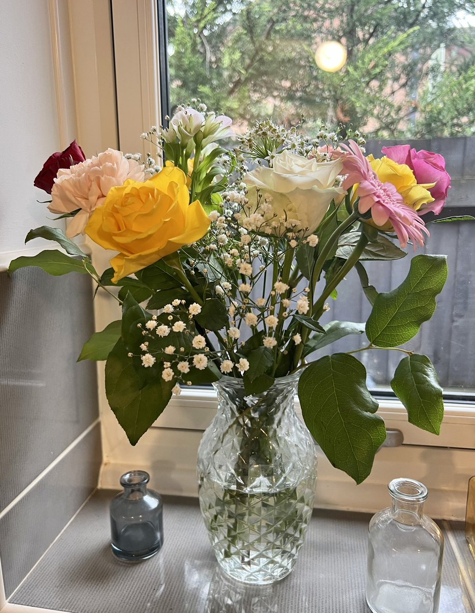 Happy Saturday! 😁☔️ These lovely cheery flowers dotted around the house are cheering up a drizzly dreary day… 💐💐💐
#WhatsInYourVase?
