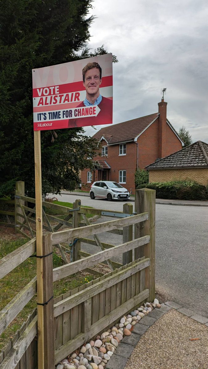 MatthewKWright's tweet photo. Stakeboard Saturday with @PJRoberts_, @MizanChaudhury & @JamesRWood94
Another 2 boatloads of boards today in addition to the 100s already up across the entire constituency as local people continue to support @alistrathern in force.πΉ
#TeamStake #TimeForChange #LabourGain https://t.co/QxMTrUy8hd