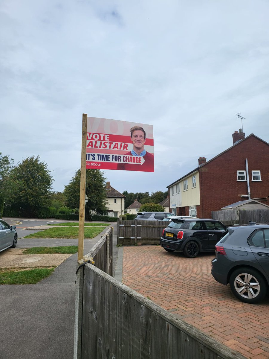MatthewKWright's tweet photo. Stakeboard Saturday with @PJRoberts_, @MizanChaudhury & @JamesRWood94
Another 2 boatloads of boards today in addition to the 100s already up across the entire constituency as local people continue to support @alistrathern in force.πΉ
#TeamStake #TimeForChange #LabourGain https://t.co/QxMTrUy8hd