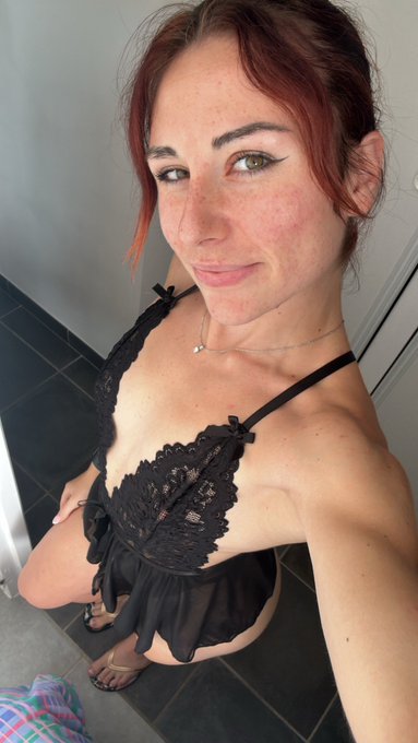 Coucou toi 🥰  Je suis disponible cette apr&egrave;s midi seule ou avec ma ch&eacute;rie @Chloe_Duval_off pour cam 2