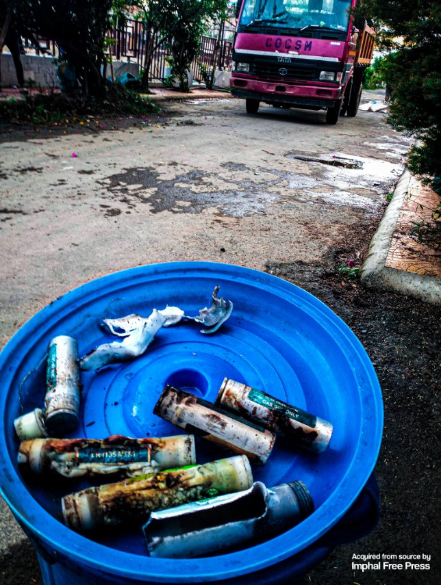 ImphalFreePress's tweet image. What a morning in #Imphal!! 
A resident of Imphal waiting for the Garbage Truck to empty out their garbage can

#Manipur #ManipurConflict #Manipurfiles #ManipurUnrest #ManipurViolence #ImphalValley

@nutan62101