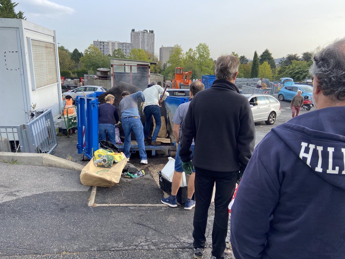 pierregomez92's tweet photo. Je suis allé saluer Francis SIMON qui distribue du compost aux nombreux rueillois à la déchèterie. Merci à la Direction des Espaces Verts de la ⁦@villederueil⁩ . Rendez-vous demain à ma piscine des Closeaux ! https://t.co/YgWAPmLZQD