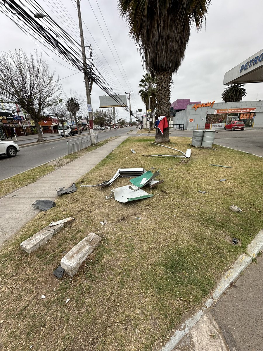 asterix1990's tweet photo. Colisionan 2 vehiculos , se llama a plan cuadrante , aun no envían ninguna patrulla al sector, mas de 2 horas después del llamado @LaSerena_Chile @laserena_4 @jacob_LaSerena https://t.co/8iunjhhh79