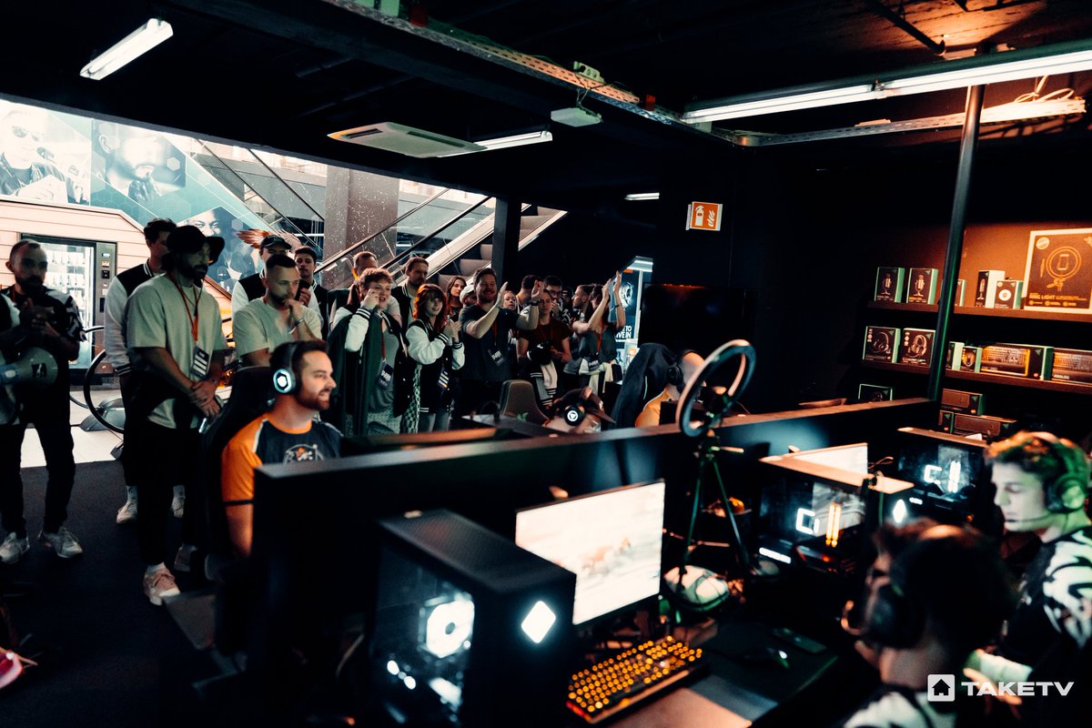 🇩🇪 Blick auf die Halbfinals des <a href="/clashofagencies/">Clash of Agencies</a> powered by <a href="/Twitch/">Twitch</a>, der gerade im <a href="/xperion_germany/">XPERION</a> stattfindet.
Im E-Sport Turnier der Agenturen messen sich die Teams in LoL, Rocket League und Valorant!