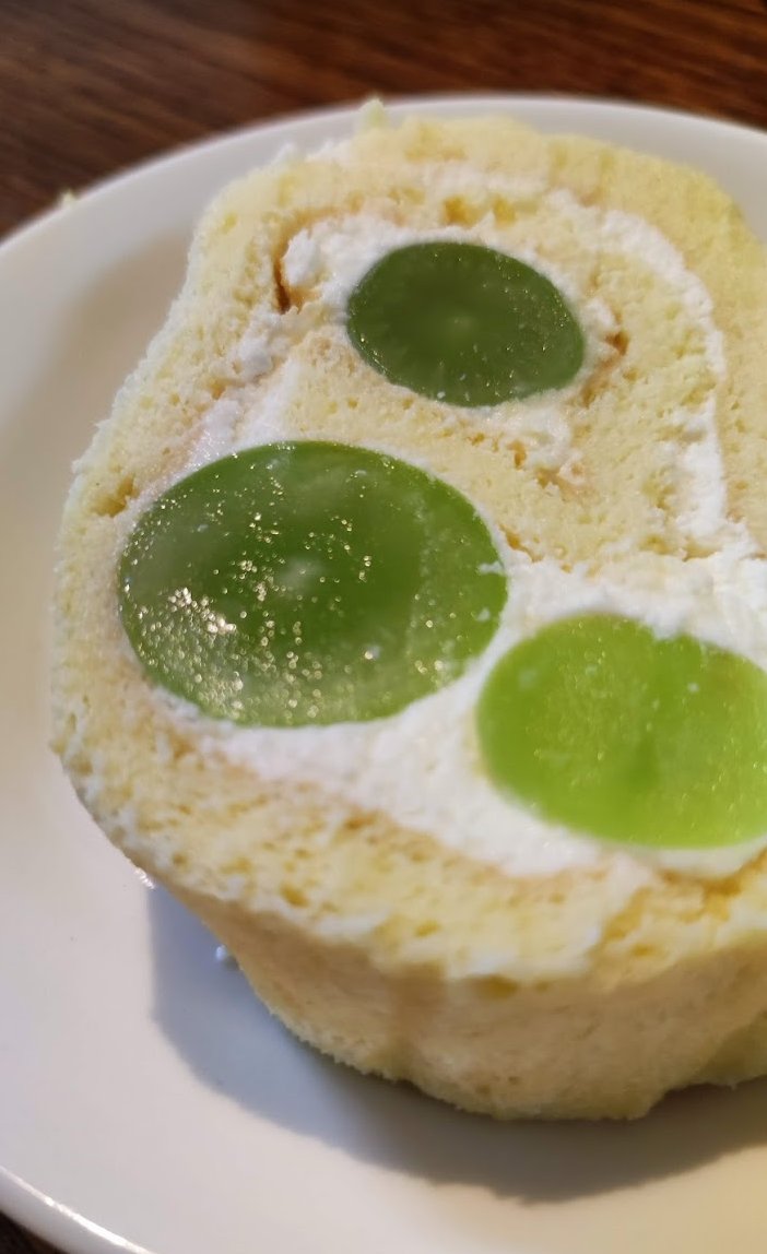 mnctym's tweet photo. マスカットのロールケーキ https://t.co/NUQHX0BgAt