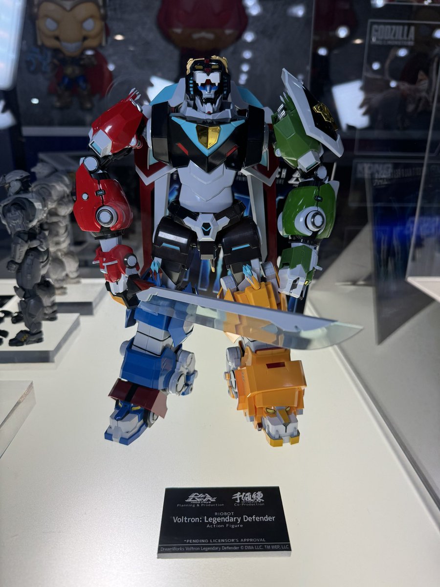 StateOverse's tweet photo. 💥ALERT💥
#Statoversians!
😱
1000toys Riobot Voltron: Legendary Defender #actionfigure revealed!
#HiyaToys #ThreeZero #1000Toys #Godzilla #Rambo #PowerRangers
#RangerNation #Halo
#toyfair2023 #toyfair
#newyorktoyfair
#nytf #nytoyfair #toys
#toycollector #toycollecting
#import #toynews #JavitsCenter
📸 credit toyfair correspondents
TSO'VIN!!