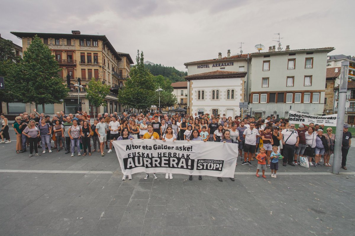 Jarrai deigun herri hau argiztatzen!

Aitor, Galder herria zuekin, maite zaitxuztegu💛💙 Eutsi gogor!

#ANkerkeriaristop
#AitoretaGalderAske
#EuskalHerriakAurrera