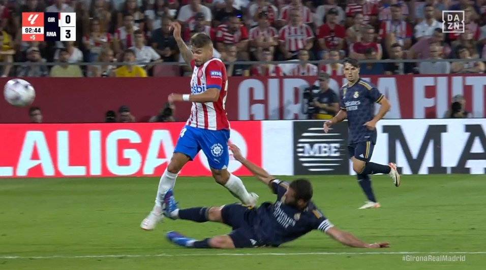 95Mateoo's tweet image. Lekkie 3:0, 92 minuta, a ten zjeb robi coś takiego bo co? Bo jakiś placek poszedłby skrzydłem i mógłby być gol na 3:1? Tego kasztana już dawno nie powinno być w tym klubie 😌😌 Może w końcu otworzą oczy i ściągną kogoś na zmianę albo dadzą szansę wychowankowi
#laliga