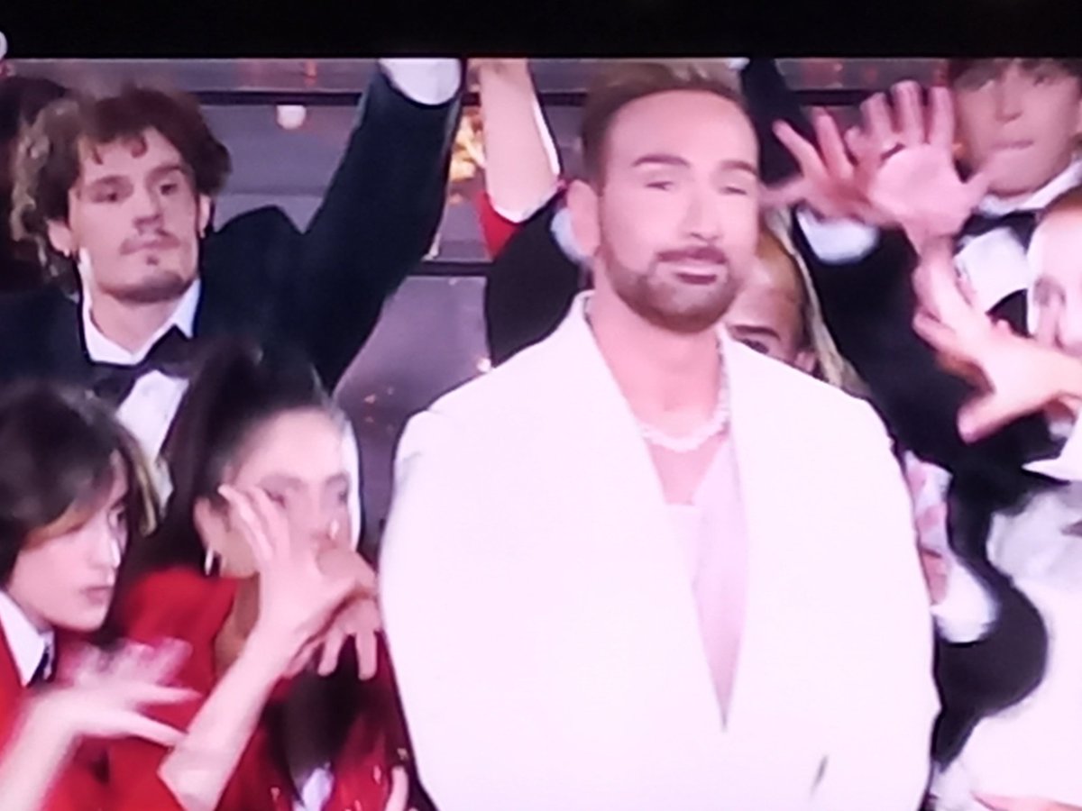 loveyeess's tweet photo. Του πανε τα λευκά!!  #famestorygr https://t.co/NoatALl4MH