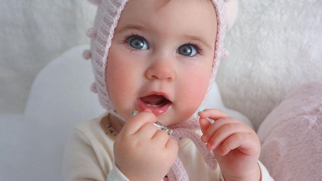 👶🏼❝ #Babypineapple🍍 ❞ → 𝗡𝗲𝘄 𝗽𝗼𝘀𝘁 by @MitchellSurkan

¿Cómo describir a Adëlle Westcott?

Es P E R F E C T A

Bella, inteligente y muy capaz de darte un tirón de cabello si no le prestas atención.