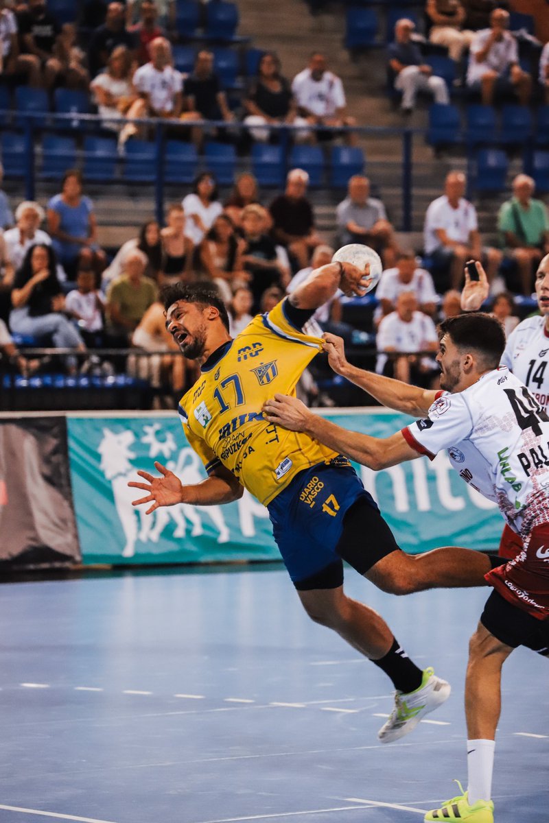ASOBAL's tweet photo. ¡Tremendo final en Logroño!😲
🟡🔵 @CDBidasoaIrun asalta el hogar de @ciudadlogronobm (27-28) y se lleva los dos puntos dirección Irun 🚌
⚡️ Tercera victoria seguida del equipo bidasotarra que sigue invicto en @ASOBAL ✊🏽
📸 #LabZero
#️⃣ #NewASOBAL https://t.co/oBxmDhQWD2