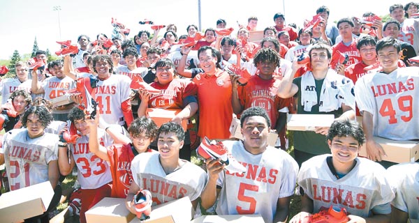 JCTSports's tweet photo. Nearly 5k miles away from Philadelphia, the Lahainaluna High School football team will play its first game today. Over the past two months, 450 students and 40 teachers lost their homes to the Maui wildfires. 

How Eagles QB Marcus Mariota replenished a community in need with new cleats and a $10k donation:

"It's emotional."
https://t.co/hlJ7wKZtYm