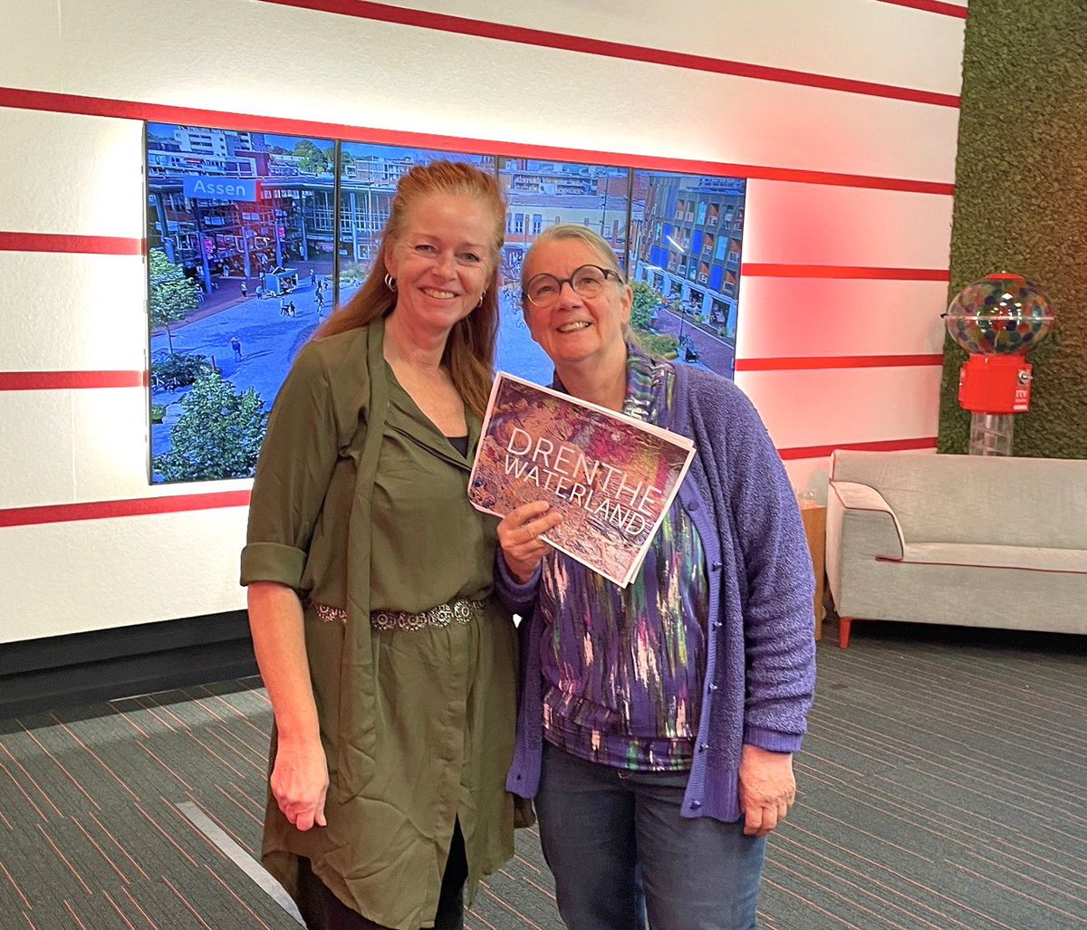 KarinBroekhuij1's tweet photo. Vanmiddag mocht ik bij @MargrietBenak vertellen over mijn komend #boek #drenthe waterland in het #radioprogramma #Cassata terug te luisteren @RTVDrenthe 13.40 en 14 uur https://t.co/hvMGsrpi2p