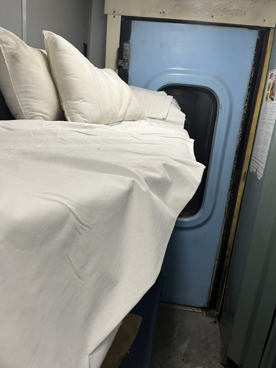 virmatta's tweet photo. @IRCTCofficial @RailMinIndia @AshwiniVaishnaw PNR-6625025156
Trn:20839
Dt:30-09-23
Frm GAYA to NDLS
Pillow not provided till 0011 hrs almost an hour of boarding. Pantry employee bed has 3 pillows photo attached https://t.co/sOKSqQaaWX