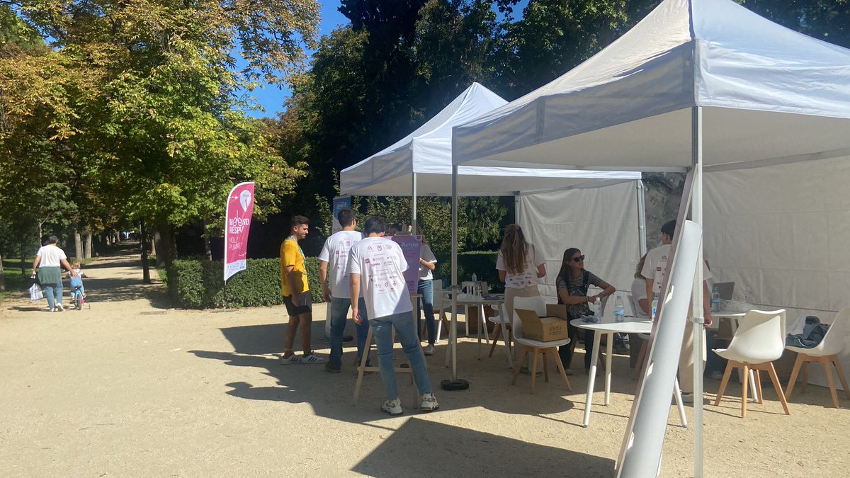 Nuestras compañeras la Dra. Lago <a href="/LagoLagunas/">Laura Lago Lagunas</a>, Castillo y Cano <a href="/cano_pumarega/">Irene Cano</a> colaborando en el parque del Retiro con <a href="/NeumoMadrid/">Neumomadrid</a> <a href="/ComunidadMadrid/">Comunidad de Madrid</a> para educar en salud en #patologiarespiratoria a los madrileños #neumologia #salud
