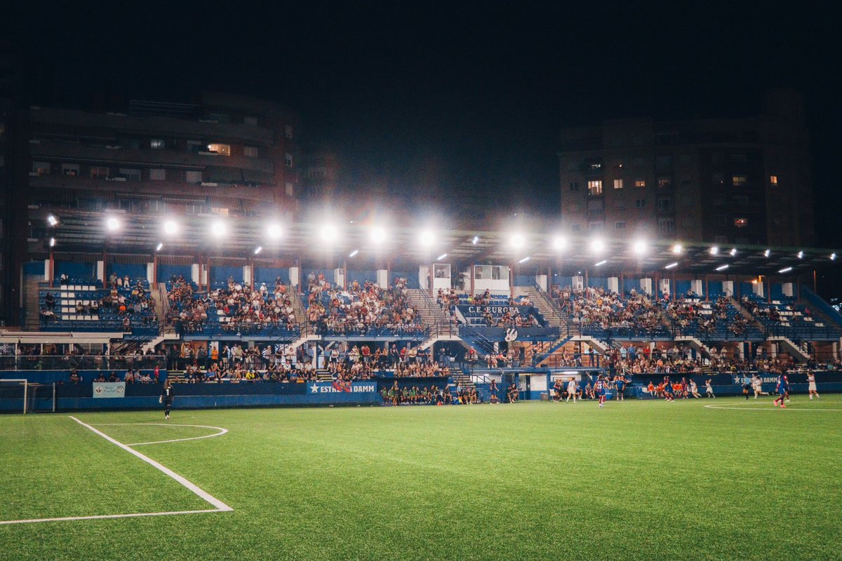 Avui som 1️⃣0️⃣4️⃣8️⃣ persones‼️😍

Gràcies Nou Sardenya! 💙🤍

📸 <a href="/paucoo3/">paucoo</a> 

#futbolcat #futfemcat #1RFEF #ViladeGràcia #SagradaFamília