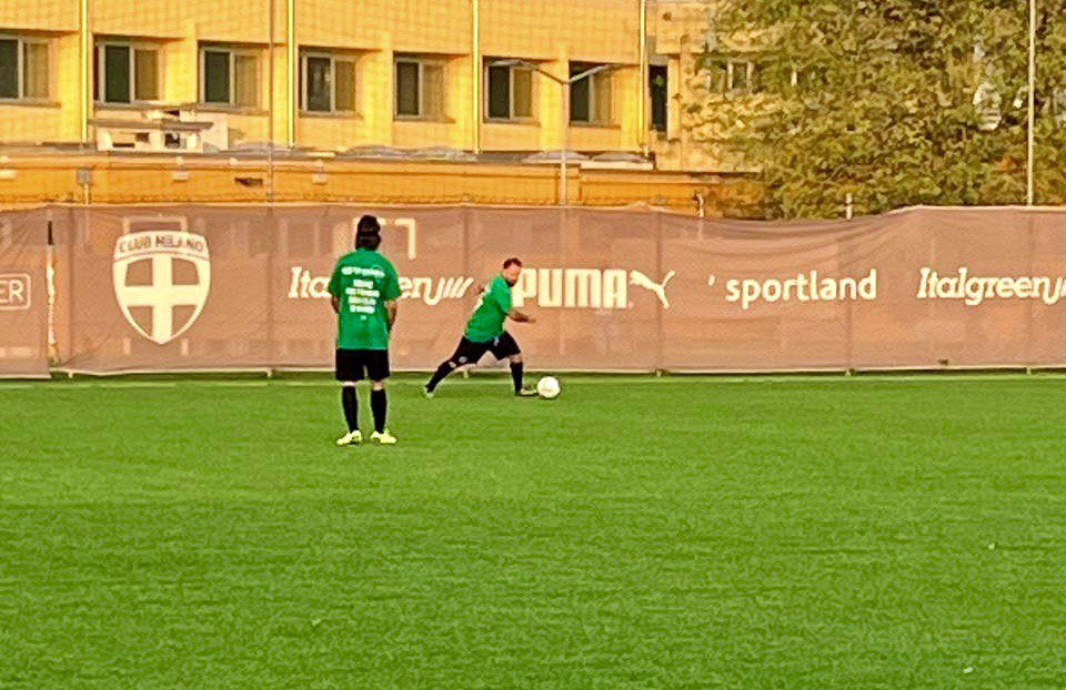 GGallegos24's tweet photo. Esta noche he sido invitado por la Fundación #AliceForChildren a un encuentro de Fútbol benéfico a favor de los niños de #Nairobi, entre Ex jugadores del fútbol profesional de Italia, contra personalidades de las comunicaciones y entretenimiento de Italia en #Milán.

Agradezco a los organizadores por permitirme el honor de participar en este evento tan importante por los niños.