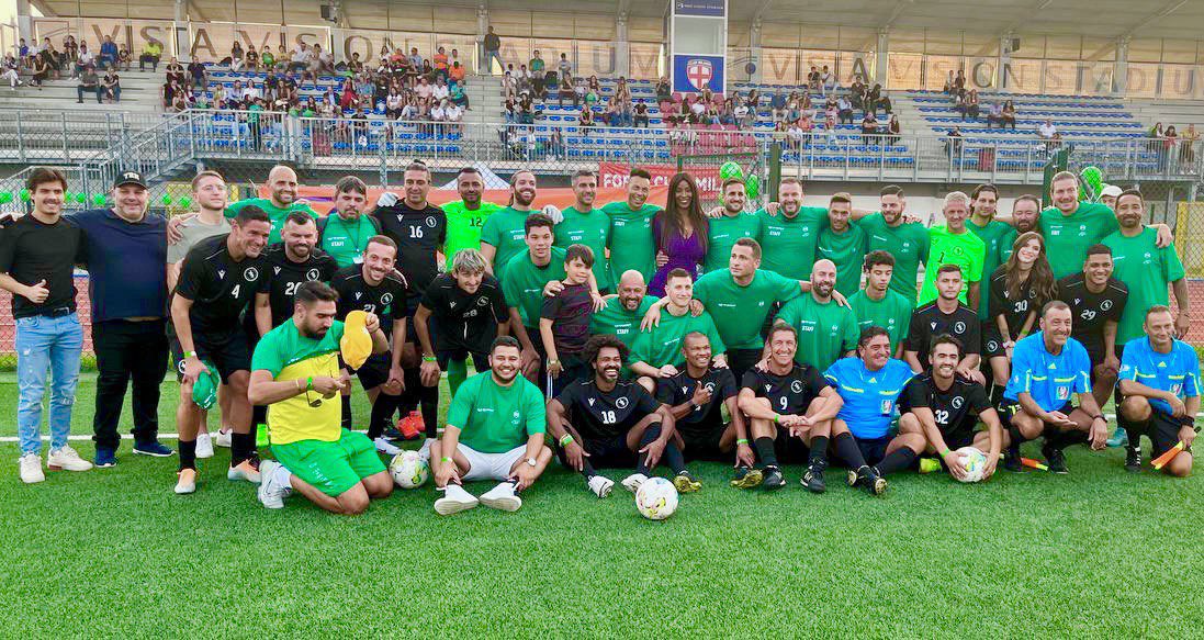 GGallegos24's tweet photo. Esta noche he sido invitado por la Fundación #AliceForChildren a un encuentro de Fútbol benéfico a favor de los niños de #Nairobi, entre Ex jugadores del fútbol profesional de Italia, contra personalidades de las comunicaciones y entretenimiento de Italia en #Milán.

Agradezco a los organizadores por permitirme el honor de participar en este evento tan importante por los niños.